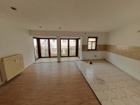 Wohnzimmer mit offener Küche